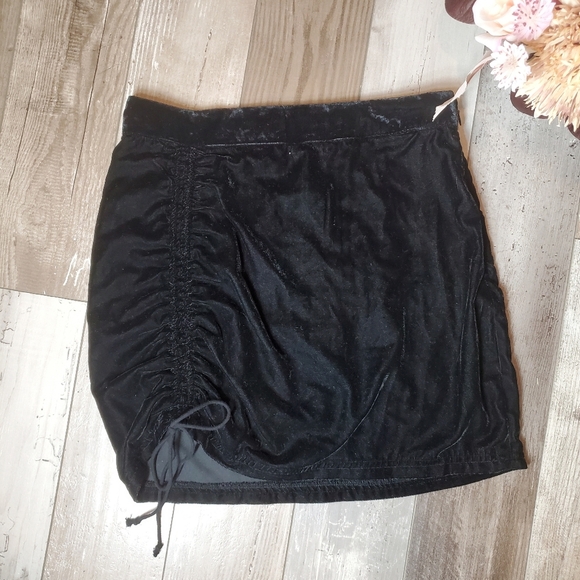 Free People x REVOLVE Vivienne Velvet Ruched Black Mini Skirt Size 4 - Picture 13 of 16